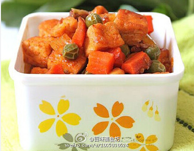 【韩式辣酱豆腐】豆腐切成2厘米见方的块，胡萝卜和圆葱切成1厘米见方的块；将锅烧热放油放入豆腐块煎成表面金黄盛出；就着油锅放入炒好的辣酱炒出香味；放入豆腐炒匀，放清水没过豆腐1厘米；倒入青豆圆葱和胡萝卜大…