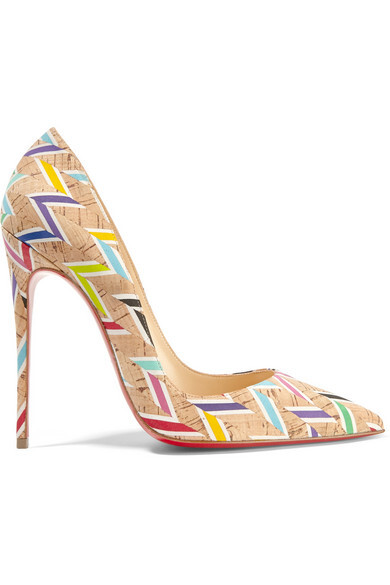 Christian Louboutin 这款 “So Kate” 软木高跟鞋采用极为修饰足部线条的尖头设计，印有色调鲜艳的 V 字形图案，皮革内衬细节则可确保穿着舒适自如。不妨搭配连衣裙或半身裙穿着。
