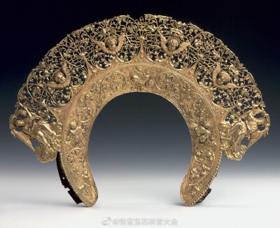 这个就是最典型的 Kokoshnik 头冠，由 Semyon Larionov 制作，现收藏在莫斯科克里姆林宫博物馆 ​​​