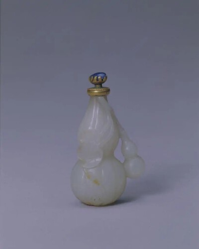 清代 乾隆 白玉葫芦式烟壶 故宫博物院藏品
通高5.5厘米，腹径3.2厘米。