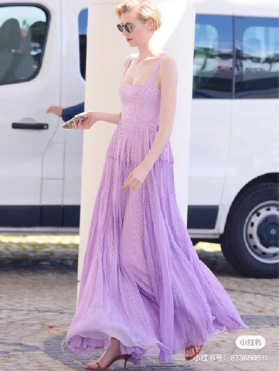 伊丽莎白·德比齐（Elizabeth Debicki）
澳大利亚演员 ​​​