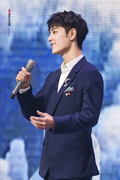 肖战 210212
北京卫视春晚
cr：RedBalloon｜肖战