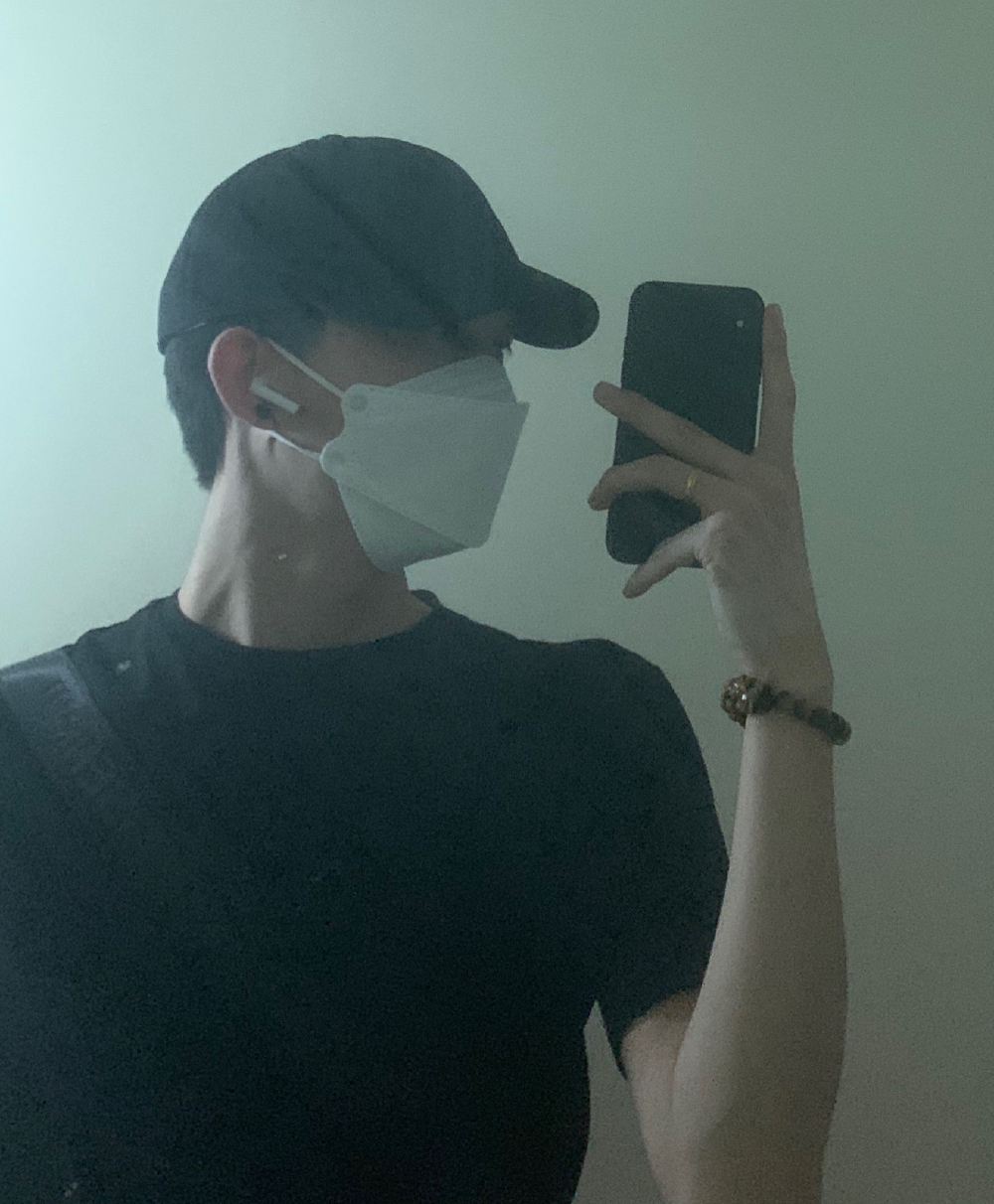 来自直男的九张自拍。