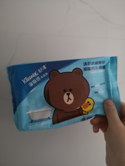 舒洁湿厕纸，不好用，设计不合理，用一张会带出下一张，不卫生