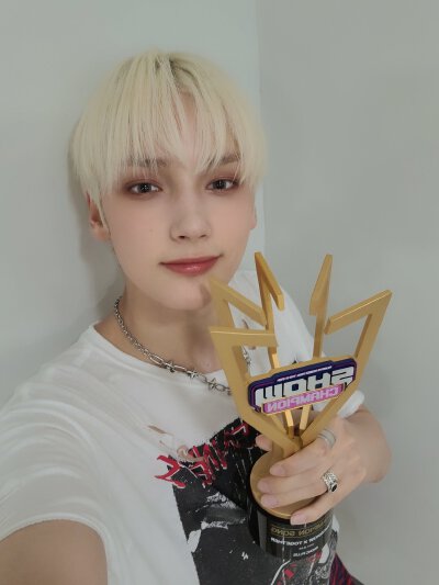 【210825 推特】更新
谢谢MOA宝贝们再一次把这么这么有价值的奖送给我们♡♡♡♡
安可舞台非常开心
地完成嘞>3<♡♡♡
#HUENINGKAI 