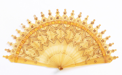 美国Cooper Hewitt博物馆里收藏的全扇骨折扇（Brisé fan）。这些折扇多制作于1810-1830年间，没有另外用纸或者丝绸、蕾丝制作扇面，它的扇面就是扇骨本身构成的。这种扇子中有一种，受当时哥特风的影响，每个扇骨顶…