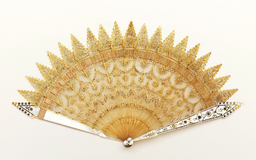 美国Cooper Hewitt博物馆里收藏的全扇骨折扇（Brisé fan）。这些折扇多制作于1810-1830年间，没有另外用纸或者丝绸、蕾丝制作扇面，它的扇面就是扇骨本身构成的。这种扇子中有一种，受当时哥特风的影响，每个扇骨顶端都打造成教堂尖顶的形状，法国人叫做“éventail a la cathédrale”，大教堂折扇。 ​​​