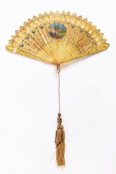 美国Cooper Hewitt博物馆里收藏的全扇骨折扇（Brisé fan）。这些折扇多制作于1810-1830年间，没有另外用纸或者丝绸、蕾丝制作扇面，它的扇面就是扇骨本身构成的。这种扇子中有一种，受当时哥特风的影响，每个扇骨顶…
