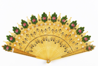 美国Cooper Hewitt博物馆里收藏的全扇骨折扇（Brisé fan）。这些折扇多制作于1810-1830年间，没有另外用纸或者丝绸、蕾丝制作扇面，它的扇面就是扇骨本身构成的。这种扇子中有一种，受当时哥特风的影响，每个扇骨顶…