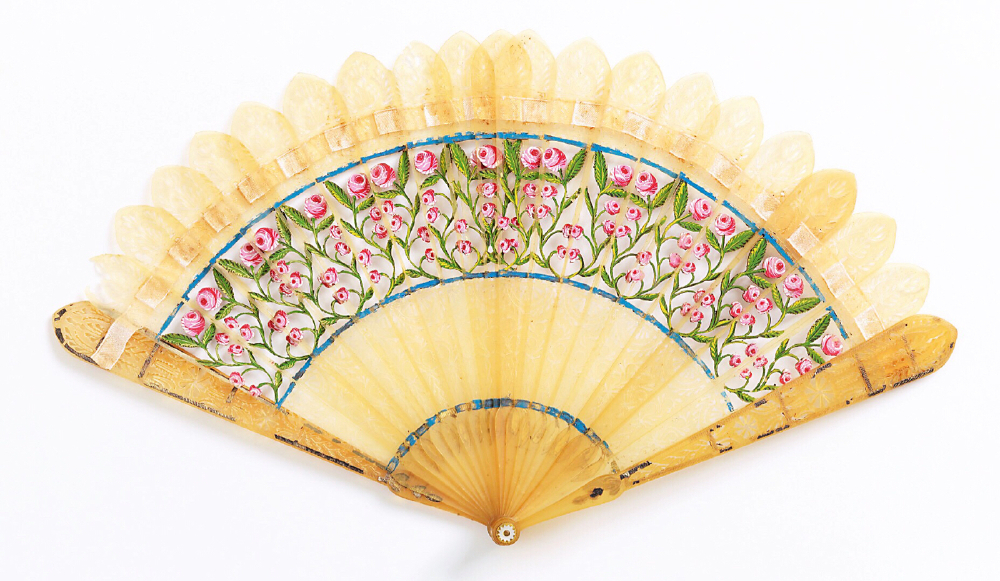 美国Cooper Hewitt博物馆里收藏的全扇骨折扇（Brisé fan）。这些折扇多制作于1810-1830年间，没有另外用纸或者丝绸、蕾丝制作扇面，它的扇面就是扇骨本身构成的。这种扇子中有一种，受当时哥特风的影响，每个扇骨顶端都打造成教堂尖顶的形状，法国人叫做“éventail a la cathédrale”，大教堂折扇。 ​​​