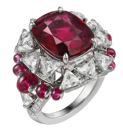 Cartier 在2021年高级珠宝系列「Sixième Sens」中推出这枚 Phaan 红宝石戒指，最特别之处是采用多层宝石镶嵌结构，创造出华丽的错视效果。设计师大胆将一颗玫瑰式切割钻石隐藏于红宝石主石下方，钻石火彩透过红宝石…