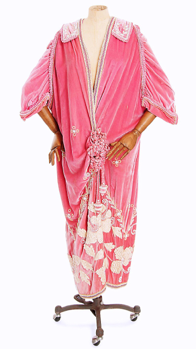 1912 Paquin 粉嫩嫩的丝绒Opera coat，下摆是很漂亮的水晶珠饰与花朵图案刺绣 ​​​