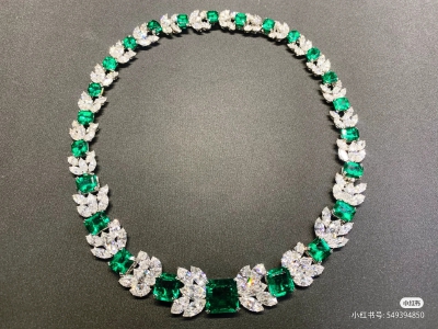 harry winston冬青主题项链，24颗哥伦比亚无油祖母绿，重46克拉，116颗钻石重44克拉。