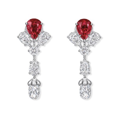 Fifth Avenue 白金耳坠，by Harry Winston
镶嵌水滴形切割红宝石、水滴形切割钻石、圆形切割钻石和水滴形 Briolette 切割钻石。