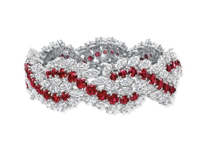 Fifth Avenue 白金手链，by Harry Winston
镶嵌圆形切割红宝石和榄尖形切割钻石。