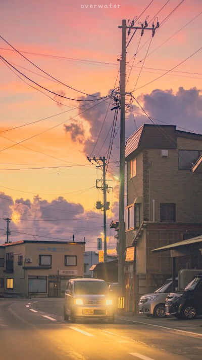 城市小镇的天.
（从第二张开始往后数三张是在日本拍的
最后三张是摄影师在外国小镇拍的.）