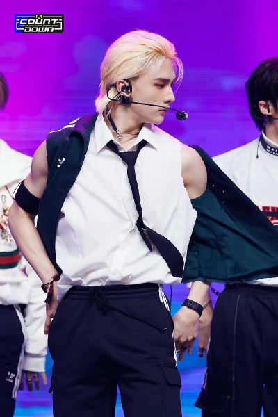 黄铉辰HYUNJIN