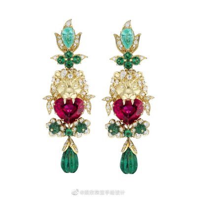 Gucci 推出「欢愉之园」高级珠宝系列新作，依然由品牌创作总监 Alessandro Michele 执导设计，灵感汲取自文艺复兴时期兴起的「游学之旅」（Grand Tour）传统，新系列大胆融入古董马赛克微镶作品与缤纷彩宝，再度诠释…