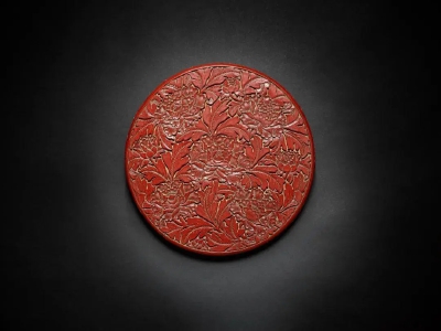 明 永乐 剔红缠枝牡丹纹大圆盖盒
《大明永乐年制》款
直径 31.5 公分
估价：8,000,000 至 12,000,000 港币
明初永乐署款剔红缠枝牡丹纹大圆盖盒，盒面密雕牡丹花簇，或含蕾、或盛绽，生气盎然，繁而不缛，问…