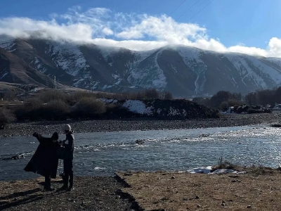 无论季节轮回多少次 我澎湃的爱永远停留在那场未谈完的爱意里 朋友圈背景图 文案