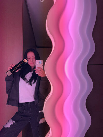 jisoo金智秀
对镜自拍