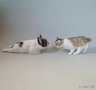日本木雕作者Masato Watanabe 的一些新作品，都是神态各异，生动形象的各种木雕猫猫狗狗。