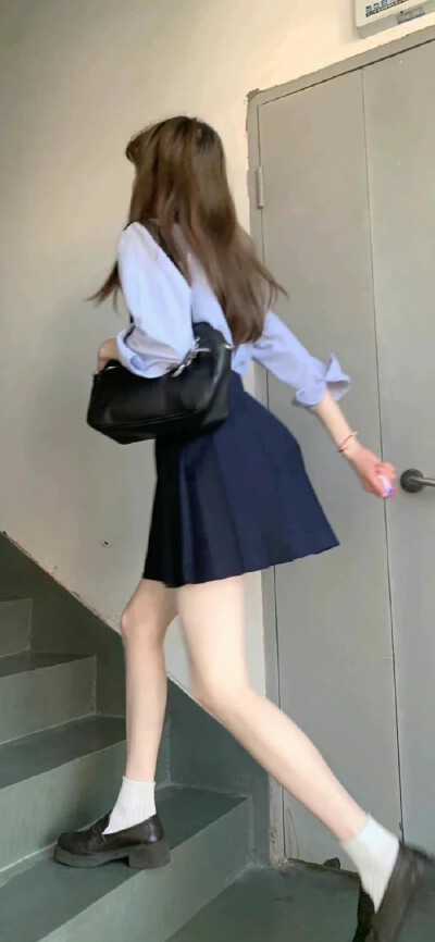 入目无他人，四下皆是你。