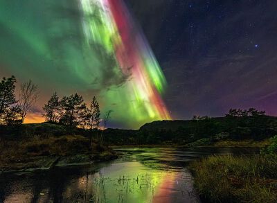 挪威 极光 This shot is taken about an hour outside Bergen, between Bergen and Voss yesterday. And never ever have I seen auroras as strong as this here where I live. 摄影师 Janne Maj Nagelsen ins lit…