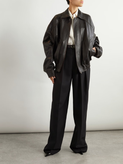 SAINT LAURENT 在 2025 春夏系列中以摩登视角创新演绎品牌创始人在 80 年代的造型。作为在秀场上亮相的单品之一，这款飞行员夹克以柔软皮革制成，宽松衣身设有松紧下摆和利落的衣领。建议搭配帅气的精裁装或柔美的连…