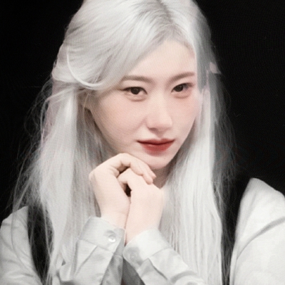 
黑猫隐藏起气息 古色城堡上高挂公爵的心脏