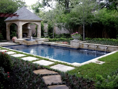 一方院子，有着花草相伴，看云卷云舒，花开花落。