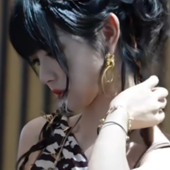 她的睫毛弯的嘴角无预警地对我笑