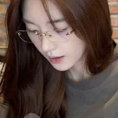 何须浅碧深红色 