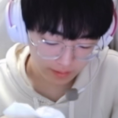 重发一回加了水印的钊钊，某些人下回用别人自截的头像请别说是自己截的了，忙着用滤镜画质不同的丑图证明自己真蛮好笑的，说自己不玩堆糖这个软件，看着你换了两三个全是堆糖里面别人截的张钊，尊重别人的劳动成果这…