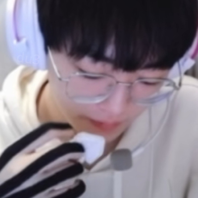 重发一回加了水印的钊钊，某些人下回用别人自截的头像请别说是自己截的了，忙着用滤镜画质不同的丑图证明自己真蛮好笑的，说自己不玩堆糖这个软件，看着你换了两三个全是堆糖里面别人截的张钊，尊重别人的劳动成果这…