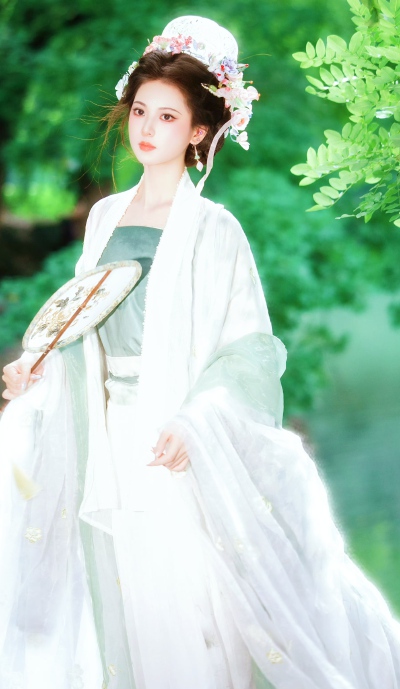 微幽兰之芳蔼兮，步踟蹰于山隅。于是忽焉纵体，以遨以嬉。左倚采旄，右荫桂旗。攘皓腕于神浒兮，采湍濑之。