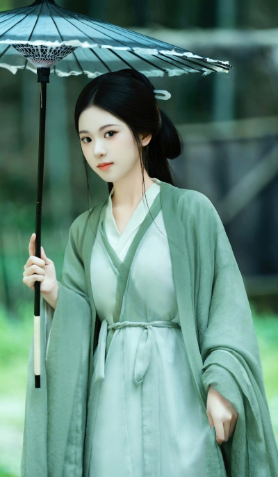 青衫烟雨客，似是故人来 ​​​。