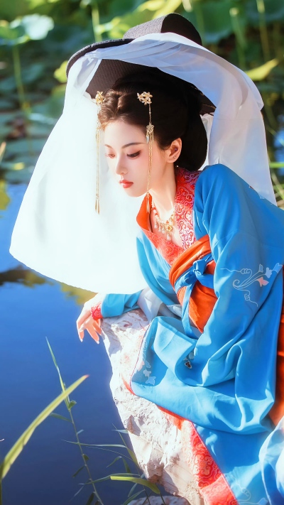 微幽兰之芳蔼兮，步踟蹰于山隅。于是忽焉纵体，以遨以嬉。左倚采旄，右荫桂旗。攘皓腕于神浒兮，采湍濑之。