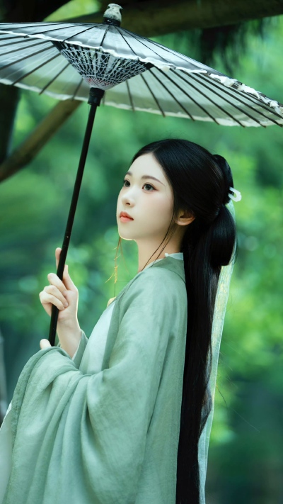 青衫烟雨客，似是故人来 ​​​。