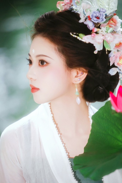 微幽兰之芳蔼兮，步踟蹰于山隅。于是忽焉纵体，以遨以嬉。左倚采旄，右荫桂旗。攘皓腕于神浒兮，采湍濑之。