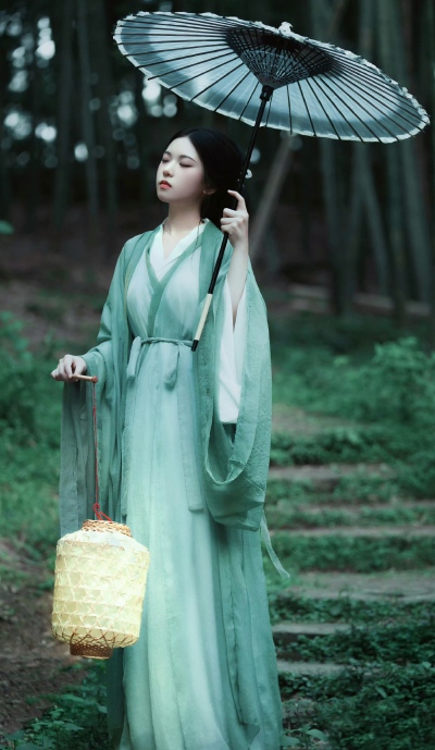 青衫烟雨客，似是故人来 ​​​。