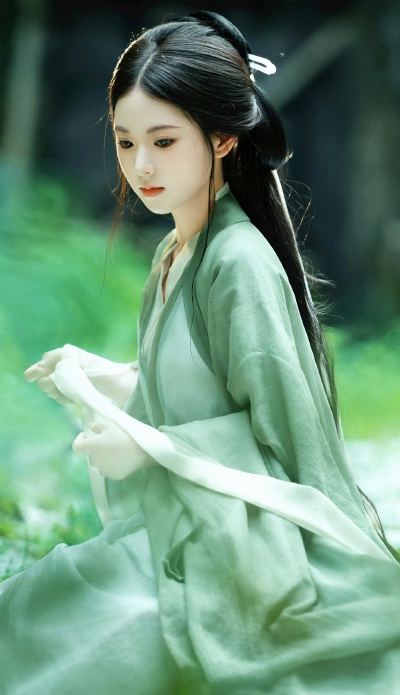 青衫烟雨客，似是故人来 ​​​。
