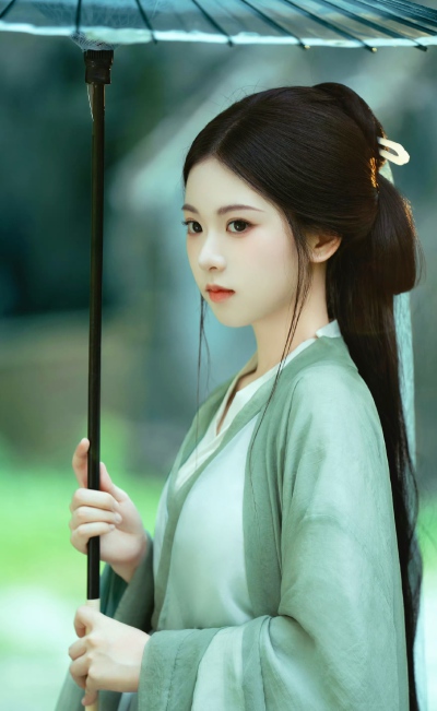 青衫烟雨客，似是故人来 ​​​。