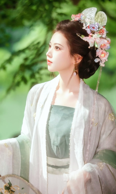 微幽兰之芳蔼兮，步踟蹰于山隅。于是忽焉纵体，以遨以嬉。左倚采旄，右荫桂旗。攘皓腕于神浒兮，采湍濑之。