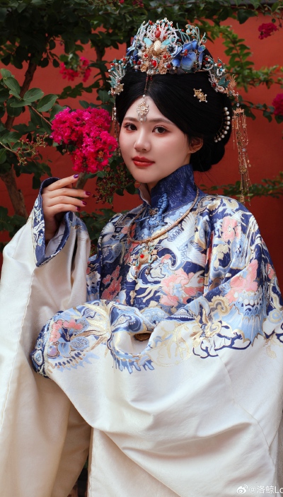 倾城倾国，螓首蛾眉，巧笑倩兮，美目盼兮。硕人敖敖，说于农郊。
