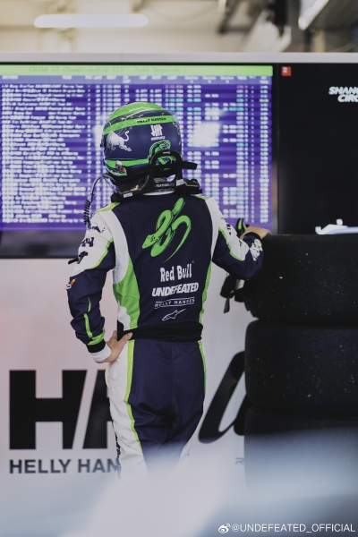 UNDEFEATED_OFFICIAL：
85 on Track丨CHINA GT 上海站试车日
重返上海国际赛车场
全新涂装破风入局
85 号全速回归
正赛见！
#UNDEFEATED官方赞助赛车手王一博# #ChinaGT中国超级跑车锦标赛# ​​​