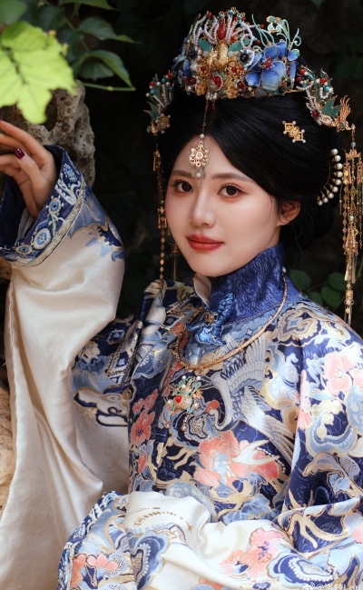 倾城倾国，螓首蛾眉，巧笑倩兮，美目盼兮。硕人敖敖，说于农郊。