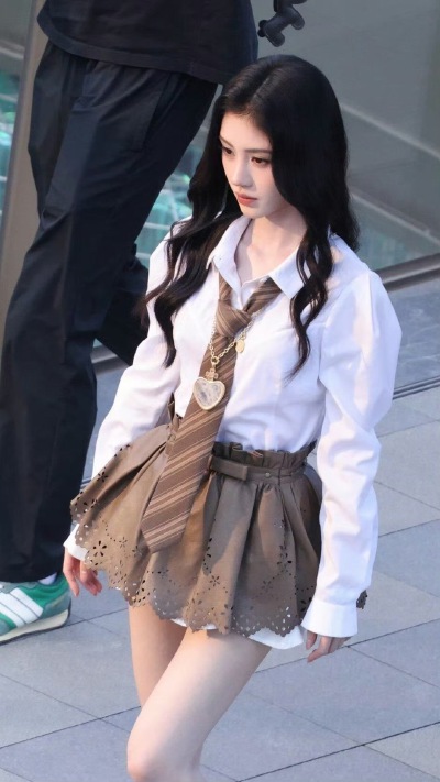 鞠婧祎
