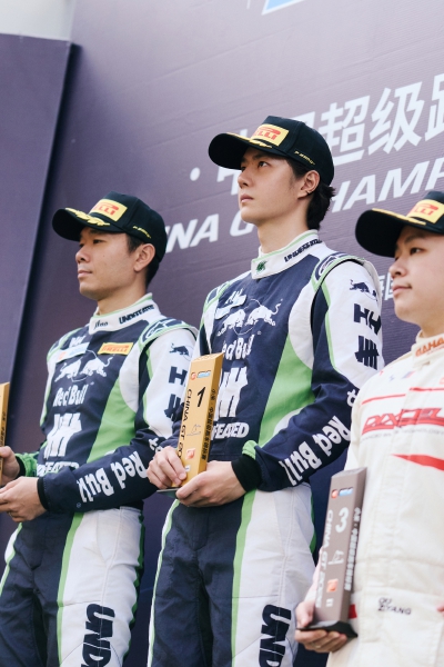 YIBO-OFFICIAL：
#85RACING#
「比赛日 DAY 1」
竞速有度，顺利完赛。职业赛车手Melvin Moh与赛车手@王一博·YIBO 的85号车组夺得「2026 China GT 第四站上海站」第一回合正赛GT3 AM+组别冠军！ ​​​