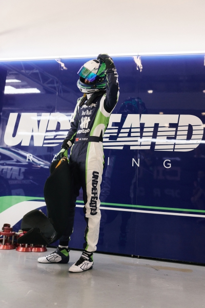 YIBO-OFFICIAL：
#85RACING#
「比赛日 DAY 1」
竞速有度，顺利完赛。职业赛车手Melvin Moh与赛车手@王一博·YIBO 的85号车组夺得「2026 China GT 第四站上海站」第一回合正赛GT3 AM+组别冠军！ ​​​